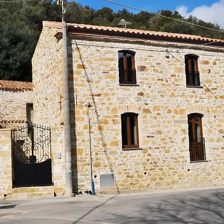 Feriehus La Pietra Nel Borgo Collinas