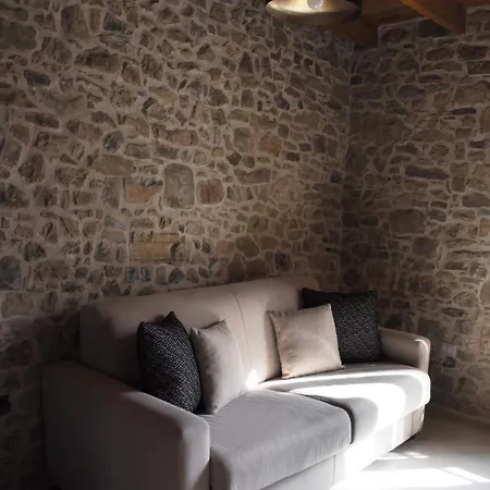 La Pietra Nel Borgo * Collinas